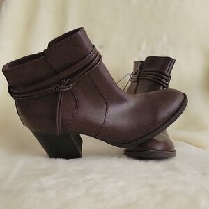 ME TOO Women’s Brown Ankle Boots with Decorative Wrap Detail. Size 11M.